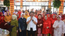 Herman Deru berfoto bersama jajaran pengurus Perkumpulan Wanita Palembang Sumatera Selatan