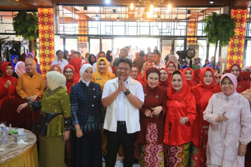 Herman Deru berfoto bersama jajaran pengurus Perkumpulan Wanita Palembang Sumatera Selatan