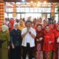 Herman Deru berfoto bersama jajaran pengurus Perkumpulan Wanita Palembang Sumatera Selatan