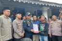 Kombes Pol Dr. I Gusti Gede Dharma Arimbawa didampingi Kapolres Pandeglang AKBP Sonny Harsono menyerahkan berkas berita acara serah terima jenazah almarhum Surakman kepada pihak keluarga di Carita