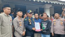 Kombes Pol Dr. I Gusti Gede Dharma Arimbawa didampingi Kapolres Pandeglang AKBP Sonny Harsono menyerahkan berkas berita acara serah terima jenazah almarhum Surakman kepada pihak keluarga di Carita