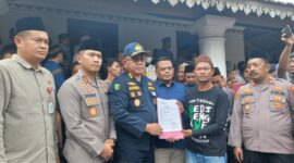 Kombes Pol Dr. I Gusti Gede Dharma Arimbawa didampingi Kapolres Pandeglang AKBP Sonny Harsono menyerahkan berkas berita acara serah terima jenazah almarhum Surakman kepada pihak keluarga di Carita