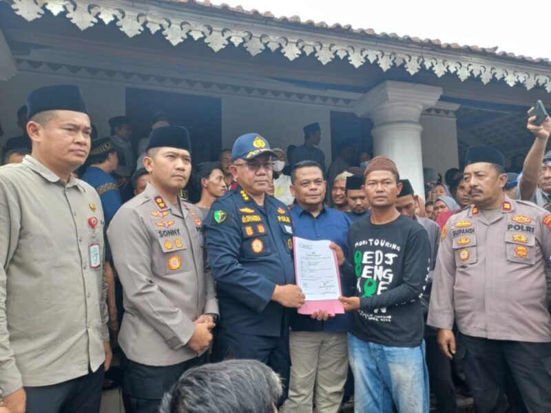 Kombes Pol Dr. I Gusti Gede Dharma Arimbawa didampingi Kapolres Pandeglang AKBP Sonny Harsono menyerahkan berkas berita acara serah terima jenazah almarhum Surakman kepada pihak keluarga di Carita
