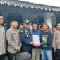 Kombes Pol Dr. I Gusti Gede Dharma Arimbawa didampingi Kapolres Pandeglang AKBP Sonny Harsono menyerahkan berkas berita acara serah terima jenazah almarhum Surakman kepada pihak keluarga di Carita