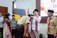 Wakil Gubernur Banten Achmad Dimyati Natakusumah mengalungkan tanda peserta dalam Pelepasan Kontingen Perkemahan Pramuka Santri Nusantara (PPSN) VI Provinsi Banten di Kota Serang