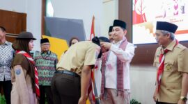 Wakil Gubernur Banten Achmad Dimyati Natakusumah mengalungkan tanda peserta dalam Pelepasan Kontingen Perkemahan Pramuka Santri Nusantara (PPSN) VI Provinsi Banten di Kota Serang
