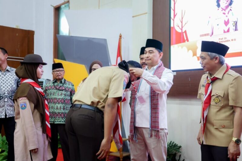 Wakil Gubernur Banten Achmad Dimyati Natakusumah mengalungkan tanda peserta dalam Pelepasan Kontingen Perkemahan Pramuka Santri Nusantara (PPSN) VI Provinsi Banten di Kota Serang