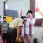 Wakil Gubernur Banten Achmad Dimyati Natakusumah mengalungkan tanda peserta dalam Pelepasan Kontingen Perkemahan Pramuka Santri Nusantara (PPSN) VI Provinsi Banten di Kota Serang
