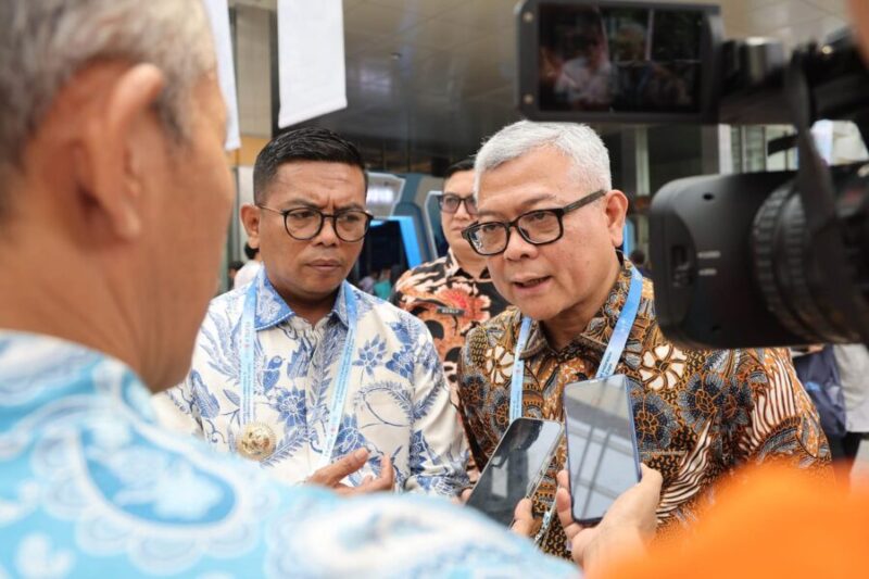 Gubernur Banten Andra Soni bersama Kepala Perwakilan BI Banten Sofwan Kurnia melayani wawancara media pada ajang FEKDI dan IFSE 2026 di JICC, Jakarta