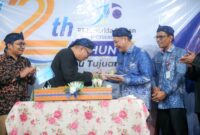 Sekda Provinsi Banten Deden Apriandhi menyerahkan potongan tumpeng kepada Direktur PT Jamkrida Banten Nizar pada syukuran HUT ke-12 PT Jamkrida Banten di Kota Serang
