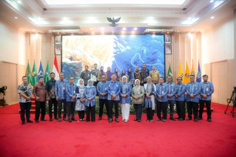 Sekda Banten Deden Apriandhi bersama jajaran kepala dinas Pemprov Banten foto bersama usai ikuti evaluasi implementasi SAKIP Tahun 2026 secara virtual di Pendopo Gubernur Banten, Serang