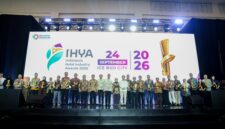 Suasana foto bersama usai penyerahan piala Indonesia Halal Industry Awards 2026 dalam pembukaan Indo Halal International Industry Expo (IHIEX) 2026 di ICE BSD