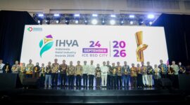 Suasana foto bersama usai penyerahan piala Indonesia Halal Industry Awards 2026 dalam pembukaan Indo Halal International Industry Expo (IHIEX) 2026 di ICE BSD