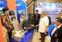 Wakil Menteri Ketenagakerjaan Afriansyah Noor mendengarkan penjelasan mengenai alat pengukur higiene industri saat meninjau stan pameran di sela International Workshop on Industrial Hygiene di Jakarta