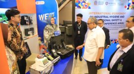 Wakil Menteri Ketenagakerjaan Afriansyah Noor mendengarkan penjelasan mengenai alat pengukur higiene industri saat meninjau stan pameran di sela International Workshop on Industrial Hygiene di Jakarta