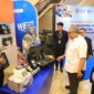 Wakil Menteri Ketenagakerjaan Afriansyah Noor mendengarkan penjelasan mengenai alat pengukur higiene industri saat meninjau stan pameran di sela International Workshop on Industrial Hygiene di Jakarta