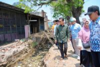 Bupati Bandung Dadang Supriatna memantau kondisi saluran Irigasi Cigugur dalam program pentahelix di Desa Ciheulang, Kecamatan Ciparay, Kabupaten Bandung