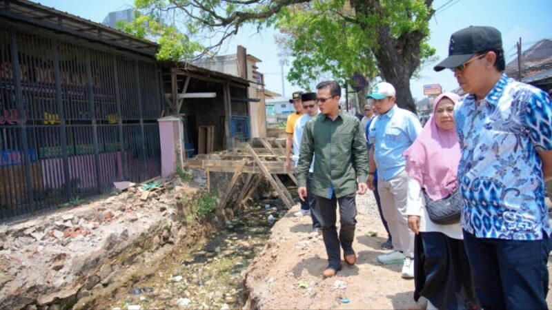 Bupati Bandung Dadang Supriatna memantau kondisi saluran Irigasi Cigugur dalam program pentahelix di Desa Ciheulang, Kecamatan Ciparay, Kabupaten Bandung