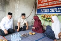 Gubernur Banten Andra Son didampingi Wali Kota Tangsel Benyamin Davnie memberikan dukungan moril kepada keluarga jurnalis yang hilang di perairan Selat Sunda saat berkunjung ke Serpong, Tangerang Selatan