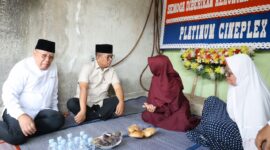 Gubernur Banten Andra Son didampingi Wali Kota Tangsel Benyamin Davnie memberikan dukungan moril kepada keluarga jurnalis yang hilang di perairan Selat Sunda saat berkunjung ke Serpong, Tangerang Selatan