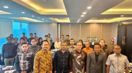 Anggota DPRD DIY Sigit Nursyam beserta para peserta seminar 
