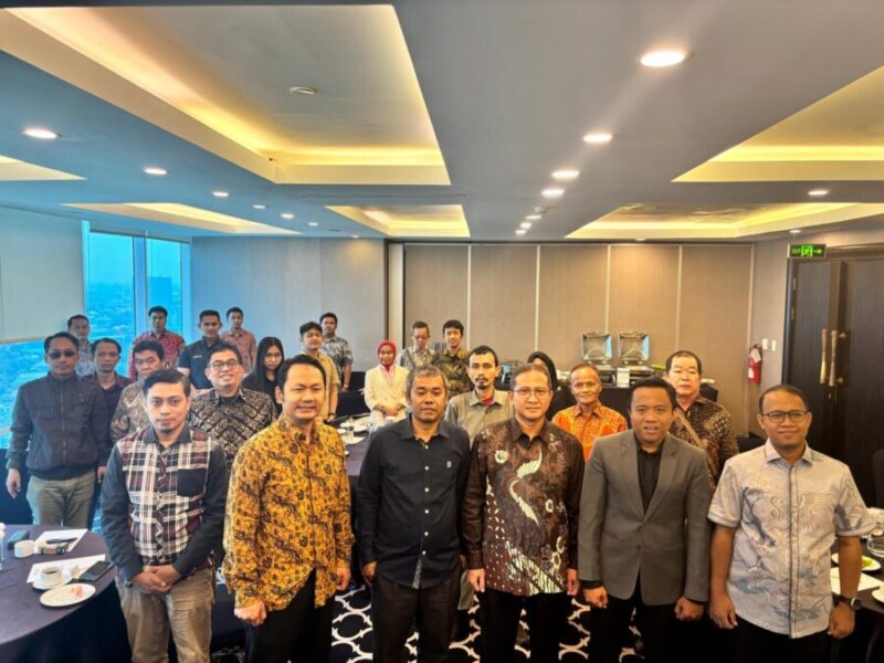 Anggota DPRD DIY Sigit Nursyam beserta para peserta seminar