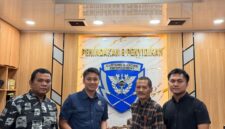 Petugas Polsek Cinangka menyerahkan barang bukti puluhan bungkus rokok ilegal hasil penindakan di wilayah hukumnya kepada pihak Bea Cukai Merak