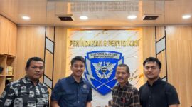 Petugas Polsek Cinangka menyerahkan barang bukti puluhan bungkus rokok ilegal hasil penindakan di wilayah hukumnya kepada pihak Bea Cukai Merak