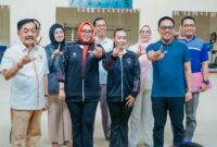 Wakil Ketua Umum IV KONI Lampung A. Chrisna Putra, atlet senam ritmik Tri Wahyuni, dan jajaran pengurus berfoto bersama usai pelepasan atlet di Gedung Senam Idola, Bandar Lampung, Sabtu (26/9/2026).