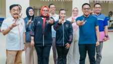 Wakil Ketua Umum IV KONI Lampung A. Chrisna Putra, atlet senam ritmik Tri Wahyuni, dan jajaran pengurus berfoto bersama usai pelepasan atlet di Gedung Senam Idola, Bandar Lampung, Sabtu (26/9/2026).