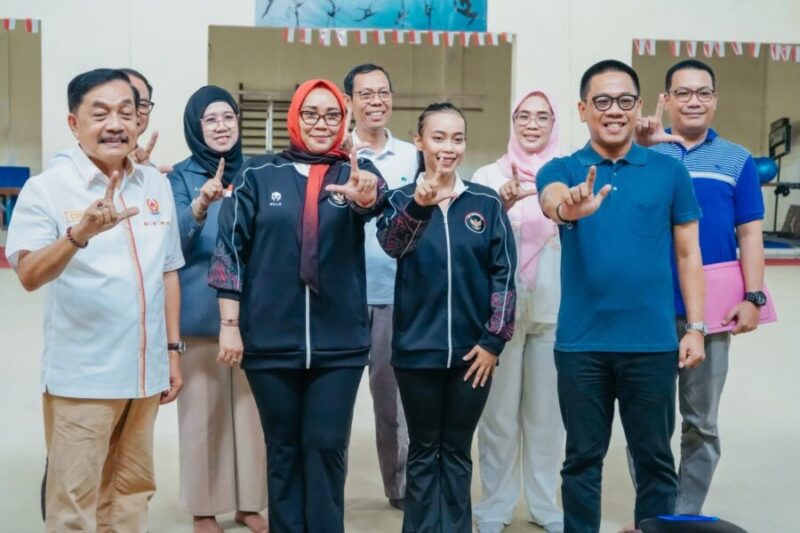 Wakil Ketua Umum IV KONI Lampung A. Chrisna Putra, atlet senam ritmik Tri Wahyuni, dan jajaran pengurus berfoto bersama usai pelepasan atlet di Gedung Senam Idola, Bandar Lampung, Sabtu (26/9/2026).
