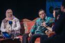 Akademisi FISIP Universitas Lampung Gita Paramitha Djausal dan Kepala Dinas Kominfotik Provinsi Lampung Ganjar Jationo menyimak pemaparan dalam sesi seminar Pekan Tuli Internasional Lampung 2026 di Gedung Theater Taman Budaya Lampung, Bandar Lampung, Sabtu (26/9/2026).