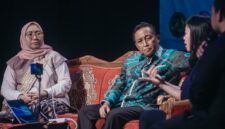 Akademisi FISIP Universitas Lampung Gita Paramitha Djausal dan Kepala Dinas Kominfotik Provinsi Lampung Ganjar Jationo menyimak pemaparan dalam sesi seminar Pekan Tuli Internasional Lampung 2026 di Gedung Theater Taman Budaya Lampung, Bandar Lampung, Sabtu (26/9/2026).