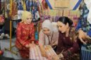 Ketua Dekranasda Provinsi Lampung Purnama Wulan Mirza (Batin Wulan) mengamati proses pembuatan kriya tekstil di salah satu stan pada Pameran Kerajinan Nusantara (Kriyanusa) 2026 di Jakarta International Convention Center (JICC), Sabtu (26/9/2026).