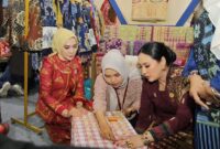 Ketua Dekranasda Provinsi Lampung Purnama Wulan Mirza (Batin Wulan) mengamati proses pembuatan kriya tekstil di salah satu stan pada Pameran Kerajinan Nusantara (Kriyanusa) 2026 di Jakarta International Convention Center (JICC), Sabtu (26/9/2026).