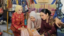 Ketua Dekranasda Provinsi Lampung Purnama Wulan Mirza (Batin Wulan) mengamati proses pembuatan kriya tekstil di salah satu stan pada Pameran Kerajinan Nusantara (Kriyanusa) 2026 di Jakarta International Convention Center (JICC), Sabtu (26/9/2026).