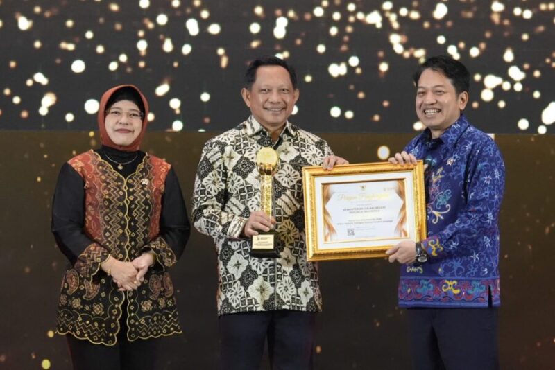 Kemendagri raih penghargaan Mitra Terbaik pada Anugerah Hari Statistik Nasional 2026.