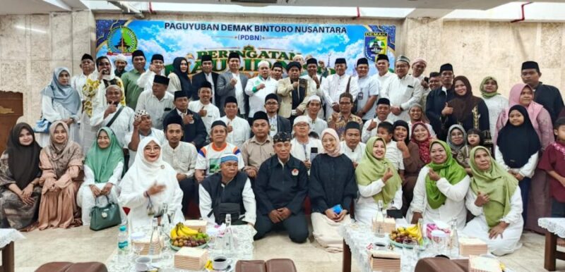 FOTO BERSAMA-Warga Demak dan Jamaah, foto bersama usai Peringati Maulid Nabi Muhammad SAW. (Foto Humas PDBN).