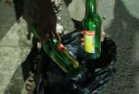 Seorang pemulung menunjukkan sejumlah botol yang ditemukan di dalam kawasan Stadion Maulana Yusuf, Kota Serang, usai pelaksanaan BOOMFEST Serang 2026, Sabtu (26/9/2026). Sejumlah botol kaca tampak menjadi bagian dari hasil memulung setelah kegiatan berlangsung.