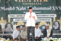 Wali Kota Bekasi Tri Adhianto menyampaikan sambutan dalam tabligh akbar peringatan Maulid Nabi Muhammad SAW sekaligus peresmian Masjid Jami Al-Khairiyah di Cimuning, Mustikajaya, Minggu (27/9/2026).