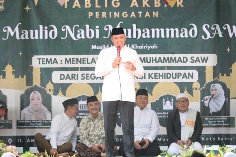 Wali Kota Bekasi Tri Adhianto menyampaikan sambutan dalam tabligh akbar peringatan Maulid Nabi Muhammad SAW sekaligus peresmian Masjid Jami Al-Khairiyah di Cimuning, Mustikajaya, Minggu (27/9/2026).