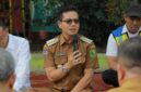 Dadang Supriatna  berbicara saat memimpin pertemuan terbuka bersama warga dan jajaran dinas di Kabupaten Bandung