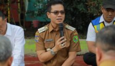 Dadang Supriatna  berbicara saat memimpin pertemuan terbuka bersama warga dan jajaran dinas di Kabupaten Bandung
