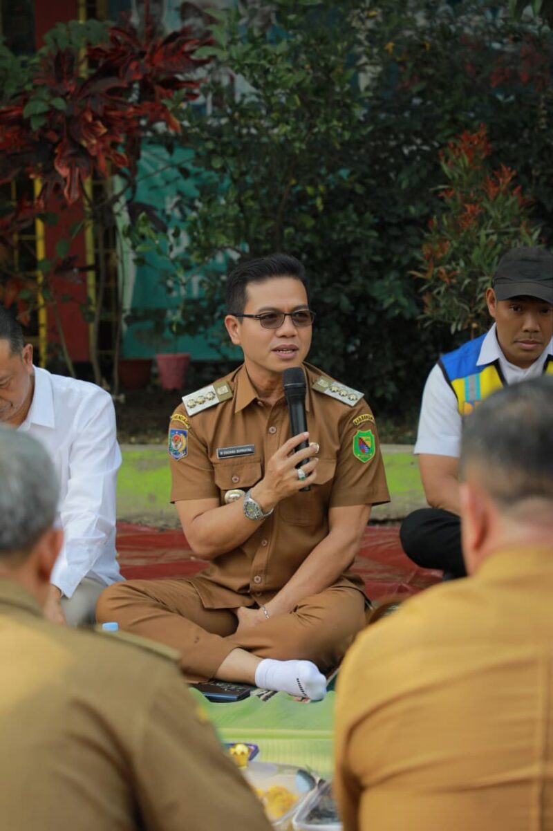 Dadang Supriatna  berbicara saat memimpin pertemuan terbuka bersama warga dan jajaran dinas di Kabupaten Bandung