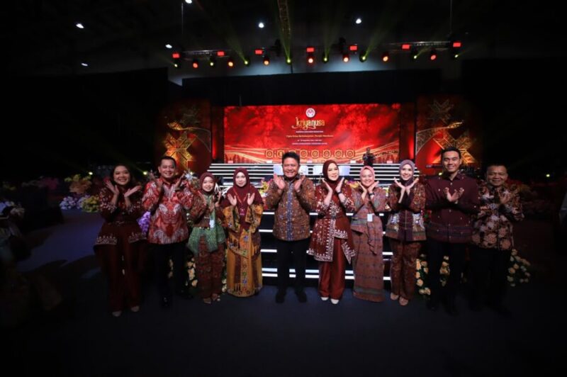 Herman Deru (tengah) berfoto bersama jajaran delegasi dan panitia usai menjadi narasumber talkshow interaktif di Panggung Utama Kriyanusa 2026