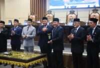 Herman Deru (tengah kanan) dan Ketua DPRD Sumsel Andie Dinialdie (tengah kiri) menunjukkan dokumen Nota Kesepakatan APBD Perubahan TA 2026 usai ditandatangani di Gedung DPRD Sumsel