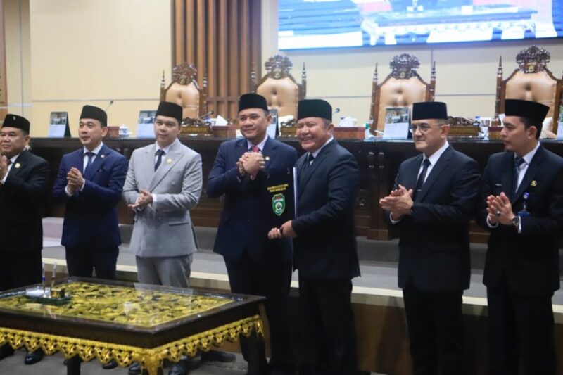 Herman Deru (tengah kanan) dan Ketua DPRD Sumsel Andie Dinialdie (tengah kiri) menunjukkan dokumen Nota Kesepakatan APBD Perubahan TA 2026 usai ditandatangani di Gedung DPRD Sumsel
