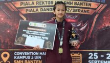 Shakila Janeeta Izzati, pelajar SMPN 1 Kota Serang, berpose dengan medali emas dan piala Pesilat Terbaik Putri Maulana Hasanuddin Championship 2026.