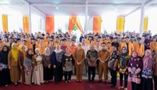 Wakil Gubernur Lampung Jihan Nurlela berfoto bersama jajaran pimpinan STKIP PGRI Bandar Lampung, dosen, dan ratusan mahasiswa baru usai kuliah umum penyambutan mahasiswa baru Tahun Akademik 2026/2027, Senin (28/9/2026).