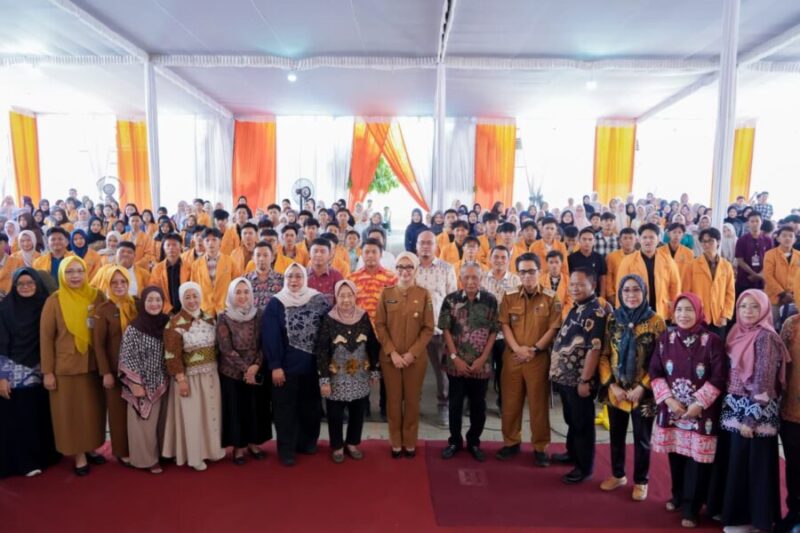 Wakil Gubernur Lampung Jihan Nurlela berfoto bersama jajaran pimpinan STKIP PGRI Bandar Lampung, dosen, dan ratusan mahasiswa baru usai kuliah umum penyambutan mahasiswa baru Tahun Akademik 2026/2027, Senin (28/9/2026).